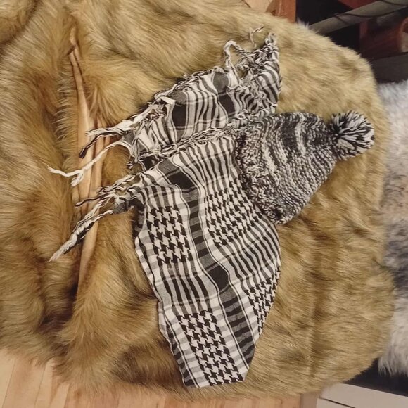 4-Piece Plaid Outfit Bundle | Top, Vest, Scarf & Hat Set | Size S - Picture 6 of 9